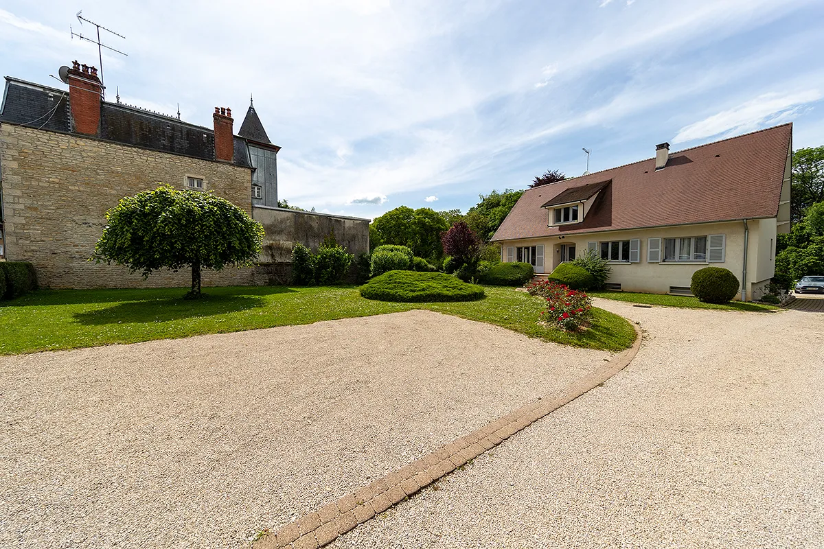 Parking and view of the Parc de Jeanne